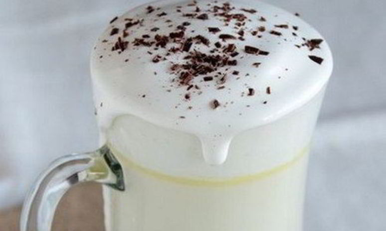 Рецепт белого горячего шоколада с взбитыми сливками