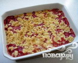 Десерт из клубники и ревеня