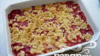 Десерт из клубники и ревеня