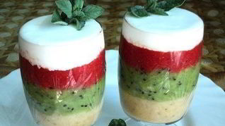 Фруктовый десерт Прохладная радуга с пломбиром