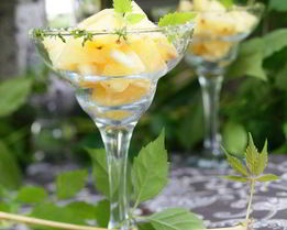 Фрукты с освежающим мятным соусом