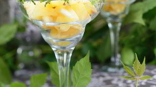 Фрукты с освежающим мятным соусом