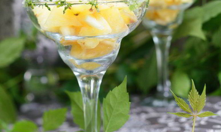 Рецепт фруктов с освежающим мятным соусом