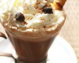 Горячий шоколад со специями и взбитыми имбирными сливками