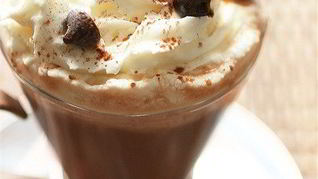 Горячий шоколад со специями и взбитыми имбирными сливками