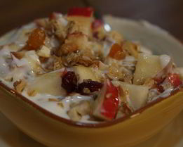 Гранола с йогуртом, ягодами и кленовым сиропом