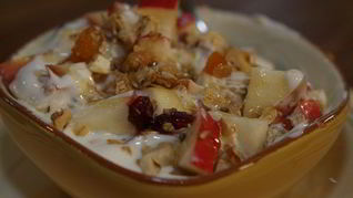 Гранола с йогуртом, ягодами и кленовым сиропом