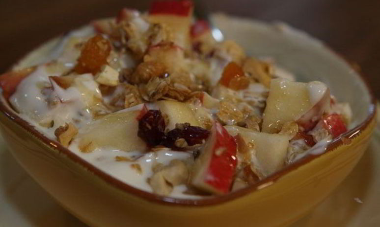 Рецепт гранолы с йогуртом, ягодами и кленовым сиропом