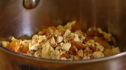 гранола с йогуртом, ягодами и кленовым сиропом