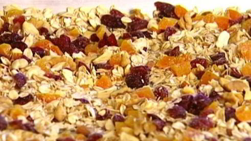 гранола с йогуртом, ягодами и кленовым сиропом