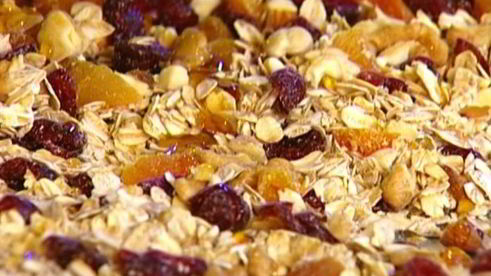 гранола с йогуртом, ягодами и кленовым сиропом