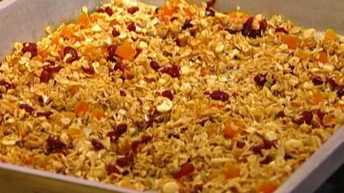 гранола с йогуртом, ягодами и кленовым сиропом