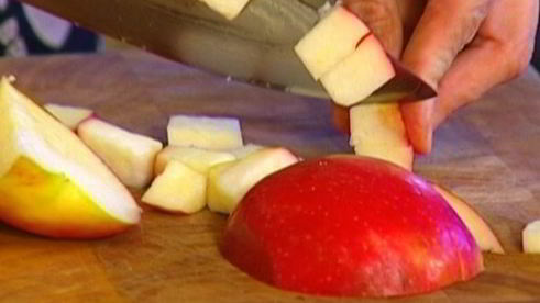 гранола с йогуртом, ягодами и кленовым сиропом