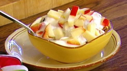 гранола с йогуртом, ягодами и кленовым сиропом