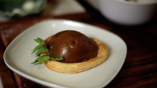 Груша, запеченная с моцареллой