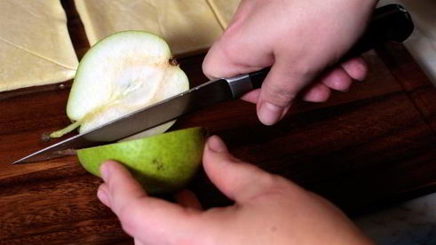 груша, запеченная с моцареллой