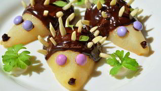 Груши в шоколаде с миндалем Ежики