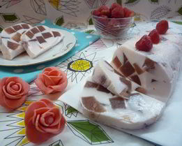 Клубничные кубики с ванилью в йогуртовом желе