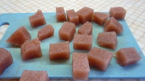 клубничные кубики с ванилью в йогуртовом желе