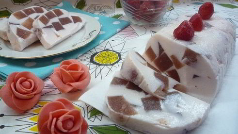 клубничные кубики с ванилью в йогуртовом желе