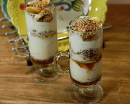 Кофейный десерт со взбитыми сливками и орехами пекан