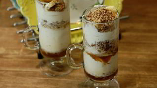 Кофейный десерт со взбитыми сливками и орехами пекан