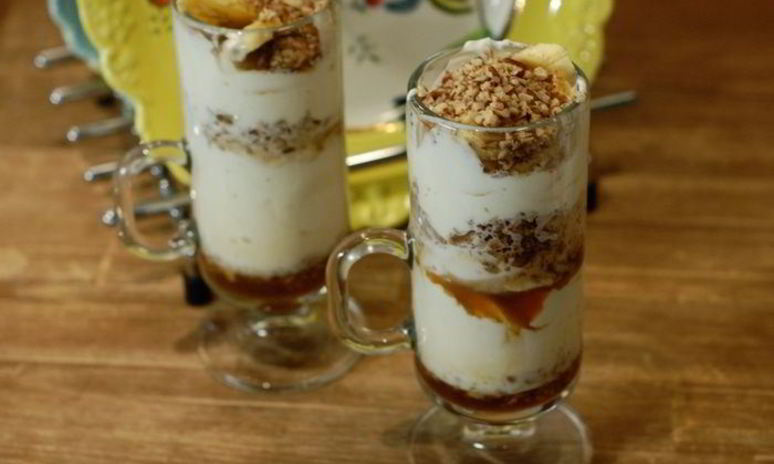 Рецепт кофейного десерта со взбитыми сливками и орехами пекан