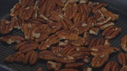 кофейный десерт со взбитыми сливками и орехами пекан