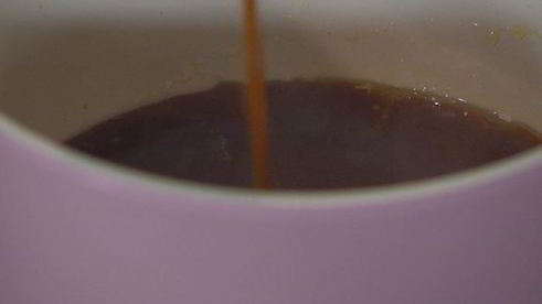 кофейный десерт со взбитыми сливками и орехами пекан