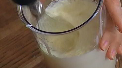 кофейный десерт со взбитыми сливками и орехами пекан