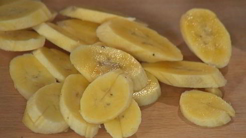 кофейный десерт со взбитыми сливками и орехами пекан