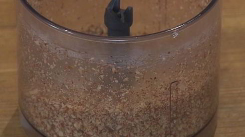 кофейный десерт со взбитыми сливками и орехами пекан