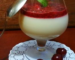 Кокосовая панна-котта лайт с вишневым конфи