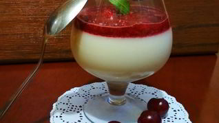 Кокосовая панна-котта лайт с вишневым конфи