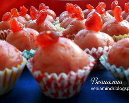 Розовые марципановые конфеты