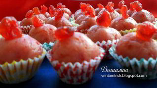 Розовые марципановые конфеты