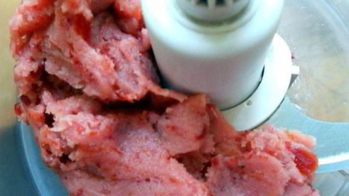 розовые марципановые конфеты