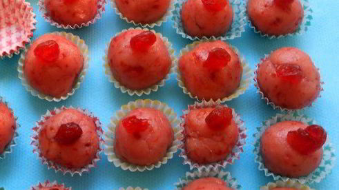 розовые марципановые конфеты