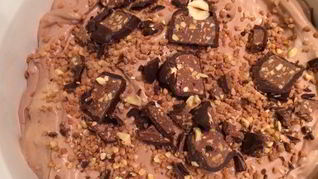 Шоколадное джелато с фундуком и конфетами Бачио
