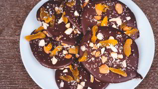 Шоколадные конфеты с орехами и курагой