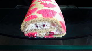 Бисквитный рулет с клюквой в коньяке и сливочным кремом Любовь