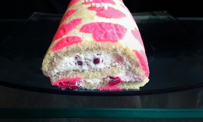 Рецепт бисквитного рулета с клюквой в коньяке и сливочным кремом любовь