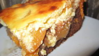 Брауни с абрикосами и творожным кремом