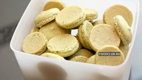 фисташковые макаронс с базиликовым кремом