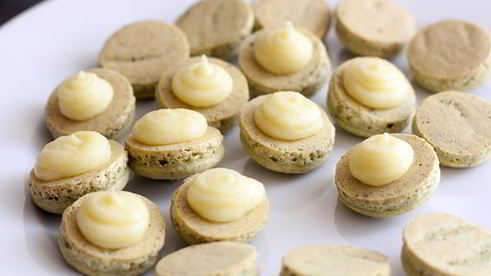 фисташковые макаронс с базиликовым кремом