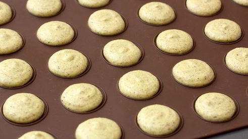 фисташковые макаронс с базиликовым кремом