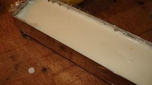 йогуртовый террин с лимонным кремом, клубникой и киви