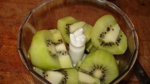 йогуртовый террин с лимонным кремом, клубникой и киви