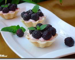 Корзинки с йогуртовым кремом и ежевикой