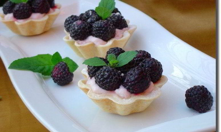 Рецепт корзинок с йогуртовыма кремома и ежевикоя